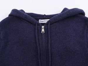 Gros plan détaillé du sweat à capuche bleu foncé avec fermeture éclair et texture