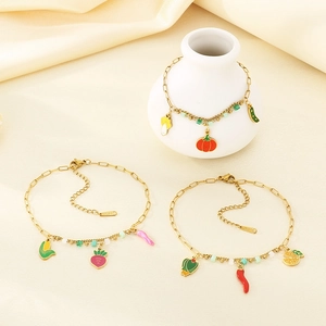Vue détaillée du bracelet de cheville doré à deux couches avec pendentifs fruits