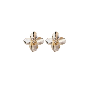 Elegant gold flower stud earrings with central zircon and brushed metal petals