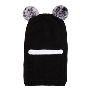 Dettaglio del passamontagna in maglia nera per bambini con due pompon e fodera calda