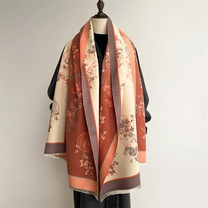 Détail d'une écharpe imitation cachemire avec motifs floraux vintage et franges fines