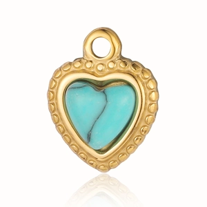 Dettaglio del ciondolo a cuore dorato con pietra turchese e bordo decorativo perlato