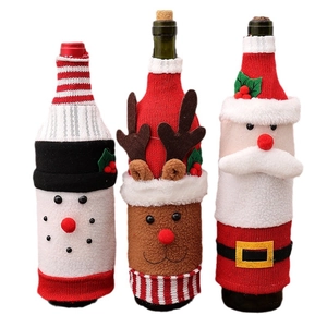 Weihnachtliche Weinflaschenhüllen aus Strick mit Motiven von Weihnachtsmann und Rentier