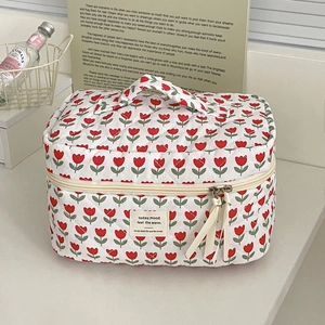 Beauty case trapuntato con tulipani rossi e manico in un morbido stile color crema