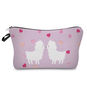 Detail van roze alpaca make-uptas met een zwarte ritssluiting en handige draagriem