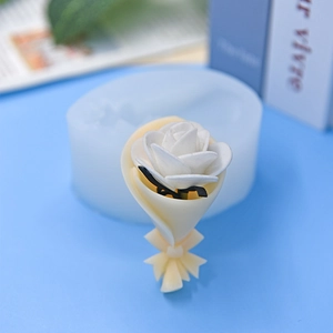 Dettaglio dello stampo in silicone a bouquet con rosa 3D finita e base a fiocco decorato