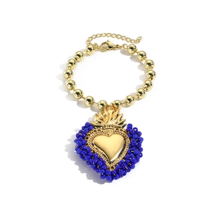 Handgefertigtes Herzanhänger-Armband mit goldenen Metallperlen und blauen Perlenverzierungen