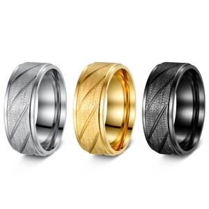 8mm Herrenring aus Titanstahl mit mattem Finish und diagonalen Rillen in Gold, Silber und Schwarz