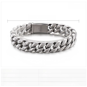 Détail du bracelet gourmette en acier montrant les dimensions 220mm de long et 14mm de large