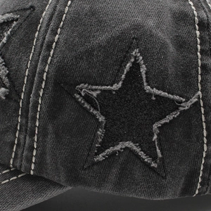 Détail macro de casquette de baseball en denim délavé avec écusson étoile et couture