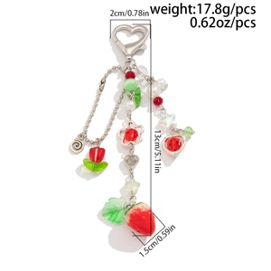 Vista dettagliata del portachiavi a fragola con perline, lunghezza 13cm e peso 17,8g