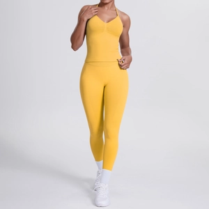 Details von High-Waist Sportleggings und V-Ausschnitt Yoga-Oberteil in leuchtendem Gelb