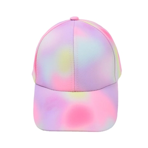 Nahaufnahme einer bunten Pastell-Tie-Dye-Baseballkappe für Kinder mit gebogenem Rand