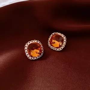Boucles d'oreilles carrées plaquées or 18k avec pierre ambrée et halo de cristal