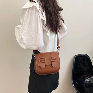 Sacoche en cuir PU marron avec boucles rectangulaires portée par un mannequin femme
