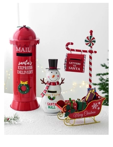 Dettaglio della cassetta delle lettere di Natale in metallo rosso e decoro pupazzo di neve