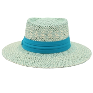 Détail d'un chapeau en paille tressée vert menthe avec un ruban en satin bleu éclatant
