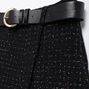 Ensemble short en tweed noir pour femme avec ceinture en cuir et boucle dorée élégante