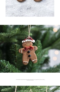 Gros plan d'une décoration bonhomme de pain d'épice en résine sur un sapin de Noël