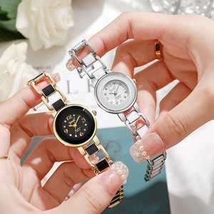 Dettaglio degli orologi al quarzo Yinbi 8016 con maglie in ceramica color oro e argento