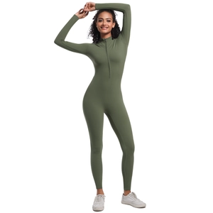 Détail de la combinaison de yoga vert armée à manches longues avec fermeture éclair frontale