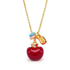 Collana placcata oro 18k con ciondolo a mela rossa e fiocco in zircone su sfondo bianco