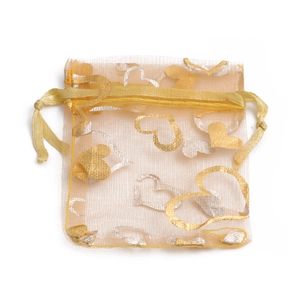 Detail van organza geschenkzakje met hartjespatroon en trekkoord voor sieraden