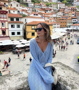 Detailansicht des blauen Häkelkleids mit floralem V-Ausschnitt und Lochstrickmuster