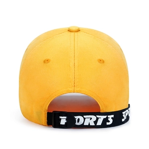 Berretto da baseball giallo brillante con nastro sportivo con lettere e cinturino