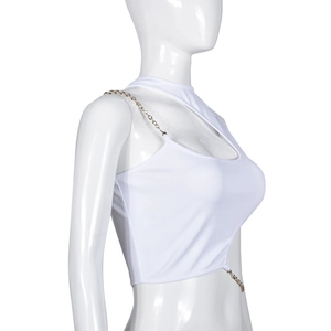 Detail des weißen Rippstrick-Crop-Tops mit Metallkette und asymmetrischem Ausschnitt-Design