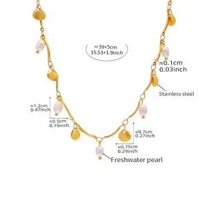 Collar de acero inoxidable dorado con perlas de agua dulce y pequeños dijes de concha