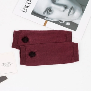 Gants en tricot rouge foncé sans doigts avec détails de texture et trou pour le pouce
