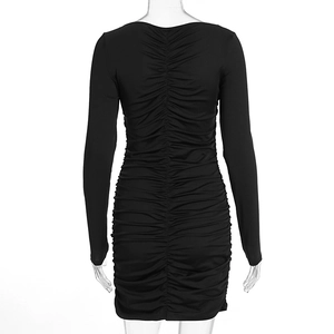 Dettaglio del design arricciato sul retro di un abito aderente nero a maniche lunghe