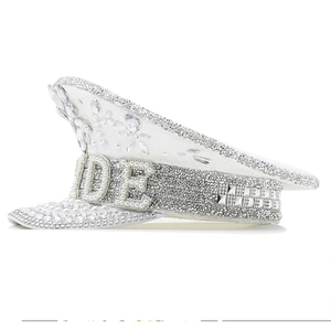 Casquette militaire blanche avec strass argentés et lettrage BRIDE en perles de luxe