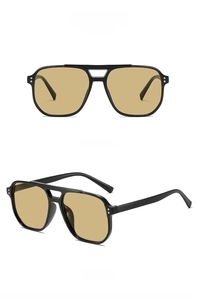 Vues frontale et latérale de lunettes aviateur noires avec verres teintés thé clair