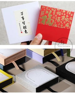 Dettagli di scatole regalo colorate con nastri per gioielli e accessori delicati