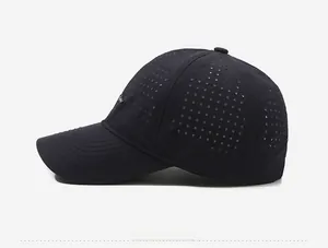 Vue latérale de la casquette noire en maille avec trous de ventilation découpés au laser