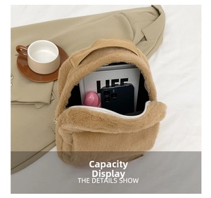 Detalle de la capacidad interna de la mochila de felpa caqui con móvil y objetos varios