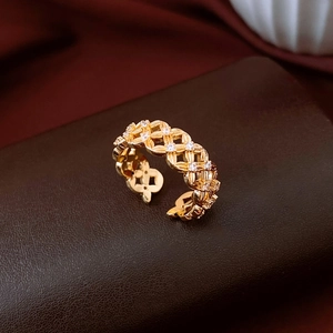 Détail de la bague creuse en or 18 carats avec motif tissé et zircons brillants