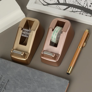 Luxuriöse Klebebandabroller in Roségold und Gold in einer professionellen Büroumgebung