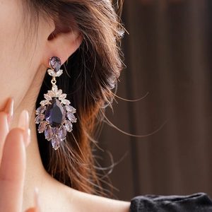 Détails macro de boucles d'oreilles vintage en cristal violet et plaqué or