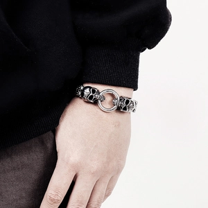 Bracelet chaîne en acier inoxydable rétro avec crâne porté au poignet masculin