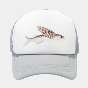 Detailansicht der Trucker Cap mit Fliegendem Fisch Motiv und grauem Netzgewebe