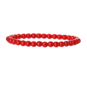 Vue détaillée du bracelet de perles rouges brillantes avec des perles lisses de 8-10 mm