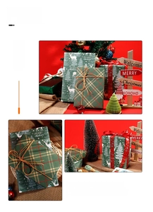 Détail du papier cadeau de Noël à carreaux écossais verts avec motifs d'élans