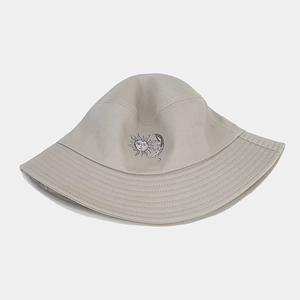 Dettaglio della stampa sole e luna sul cappello da pescatore in cotone beige