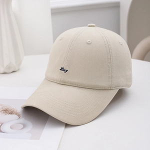 Dettaglio del ricamo Lucy su cappello beige in cotone con visiera curva e fori di sfiato