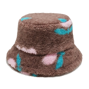 Dettaglio del cappello a secchiello in lana d'agnello con stampa floreale marrone caffè