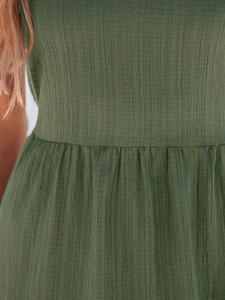 Groene backless maxi-jurk met verstelbare strikbandjes en geweven stof met fijne textuur