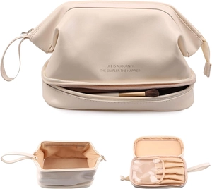 Drei Ansichten der beigen Kosmetiktasche mit Pinselfach und Aufdruck in Detailaufnahme